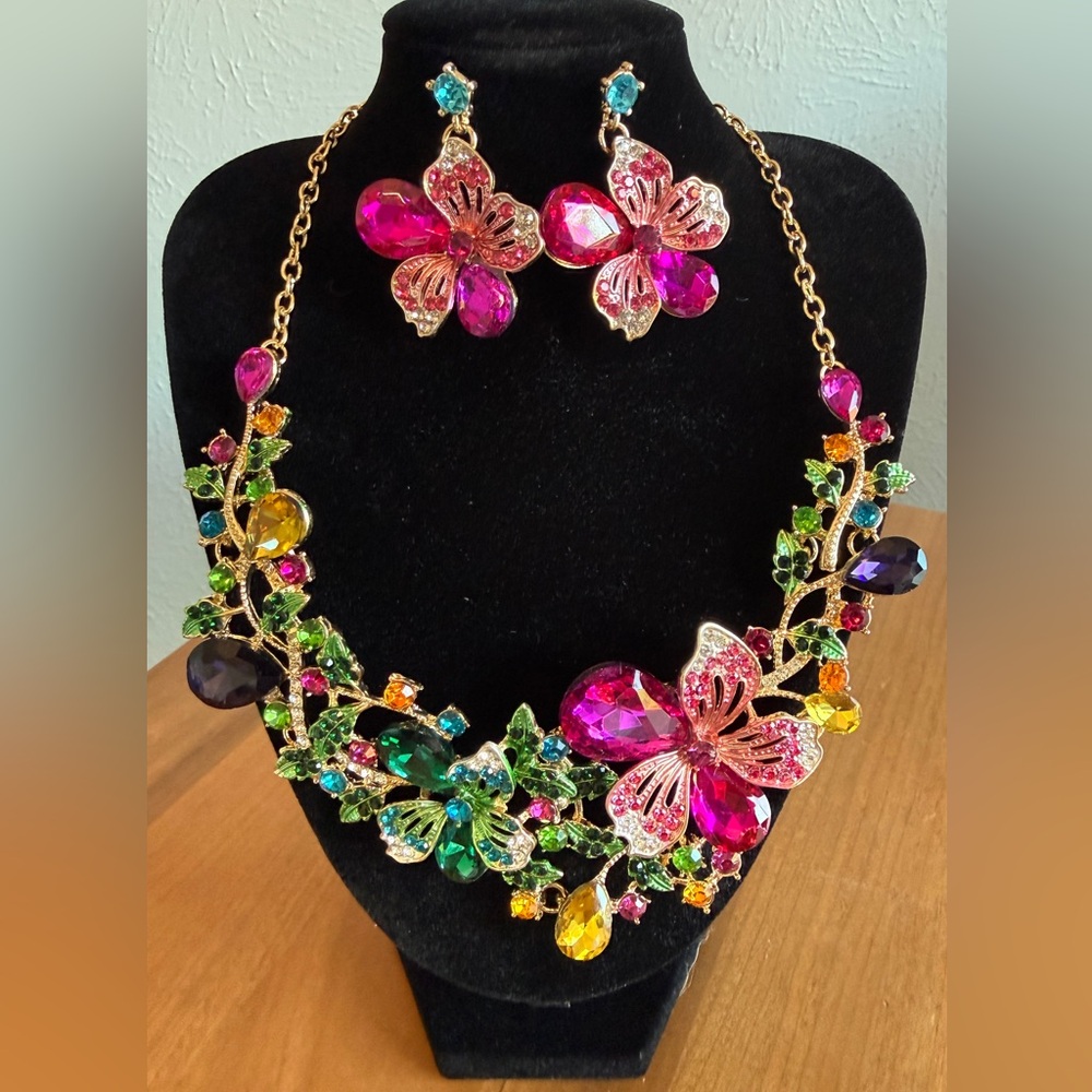 Flower and Glass Stone Gold Tone Statement Necklace With Earrings (New on Card)!